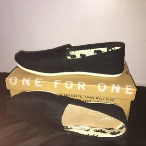 Black canvas TOMS